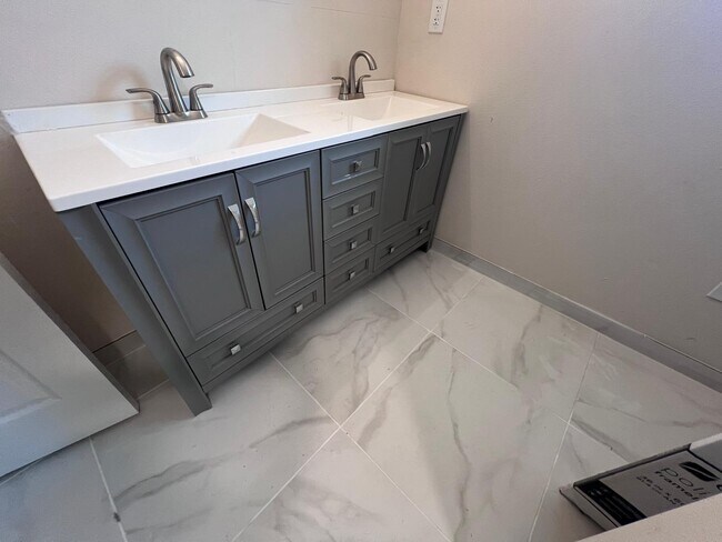 Foto del edificio - 3024 Decomine St