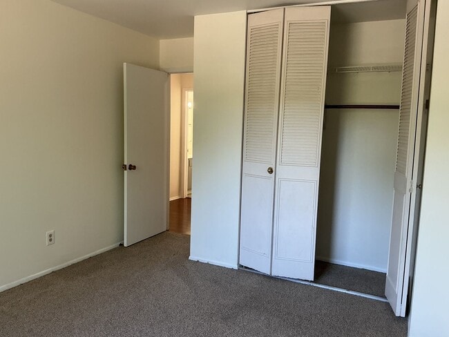 Building Photo - 2 Bedroom Upper Condo with parking