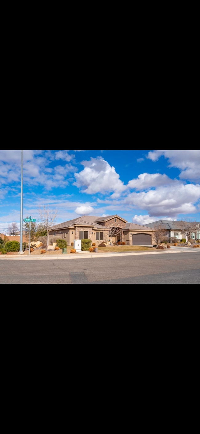 Building Photo - 3011 E Crimson Ridge Dr