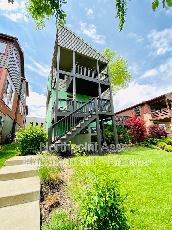 Foto del edificio - 2408 Forest Ave