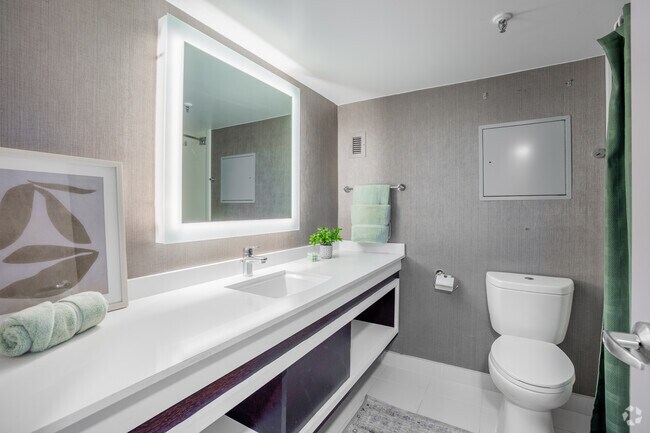 1 habitación, 2 baños - 634 pies cuadrados - Baño principal - TEAK Apartments