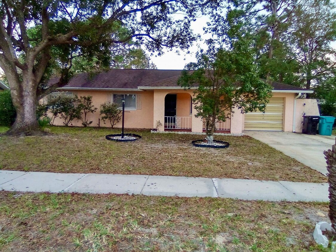 Foto principal - Great 3 bedrooms 2 baths single-family hom...