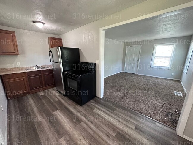 Building Photo - $650 - 1 bedroom/ 1 bathroom - Duplex