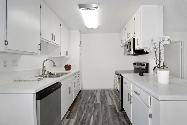 Building Photo - Zelzah Apartments