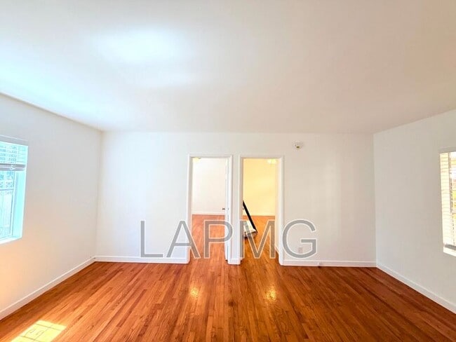 Foto del edificio - 637 Rose Ave