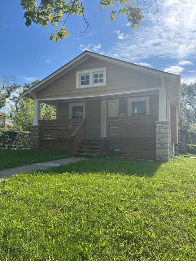 Primary Photo - Coming Soon!! 2 Bed 1 Bath House!! $1063.00
