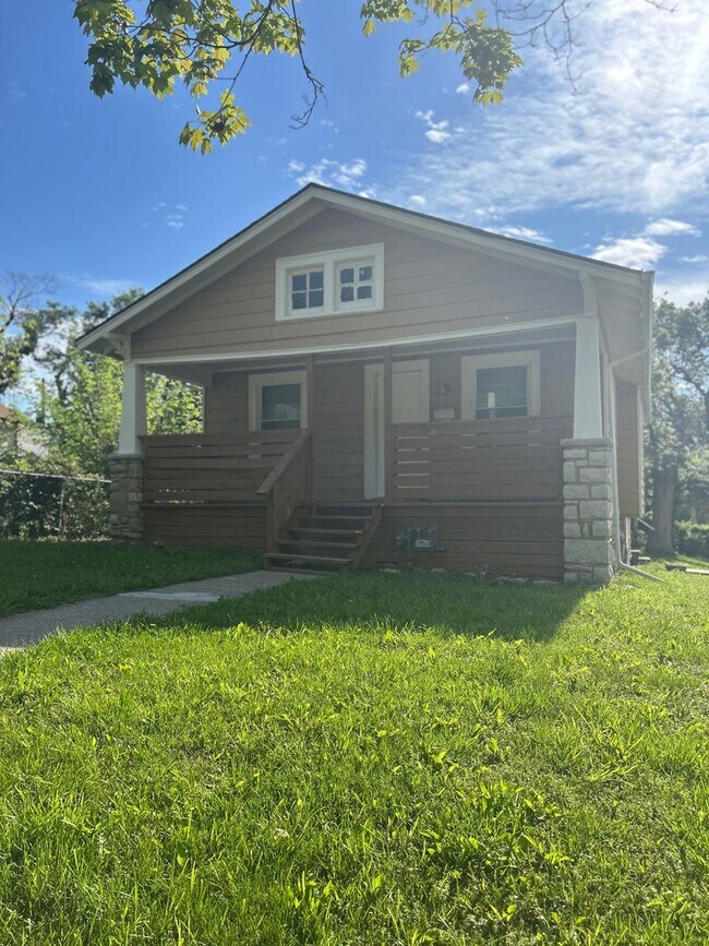 Foto del edificio - Cute & Convenient! 2-Bedroom Home Minutes ...