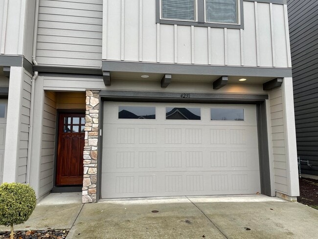 Building Photo - LUXURY 4 BD TOWNHOME! GATED PARKER VILLAGE...