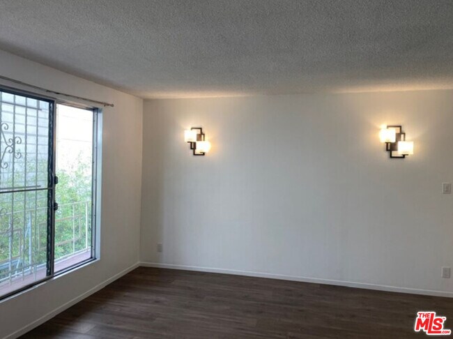 Foto del edificio - 6013 Carlton Way