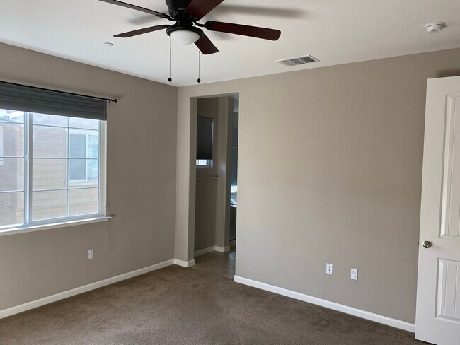 Foto del edificio - 65 Halsey Ct
