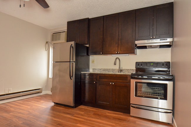 Building Photo - The Parkway Apartments