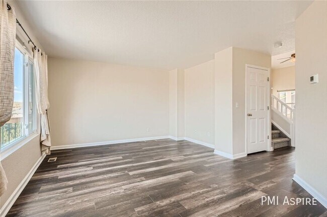 Foto del edificio - Beautiful 4-Bedroom Home with Garage & Fenced Yard