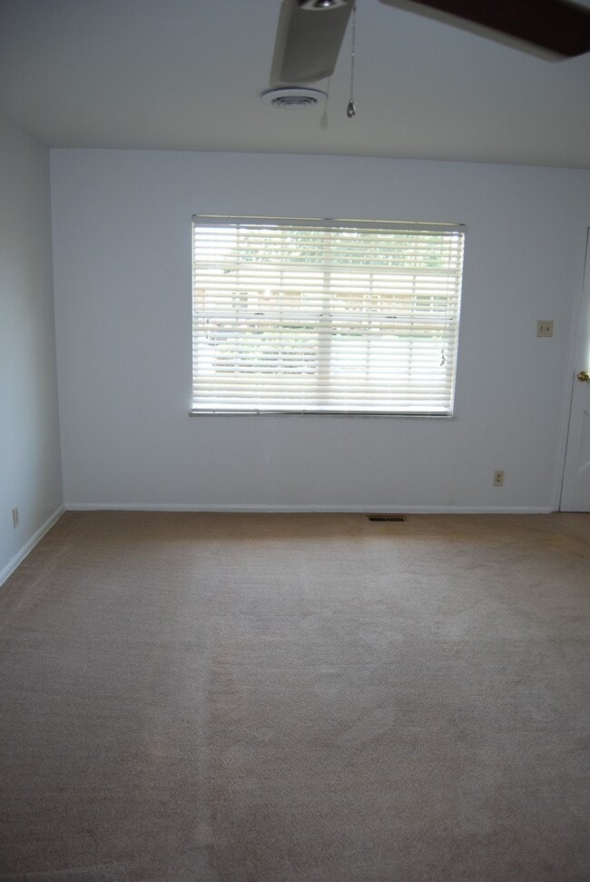 Building Photo - Beautiful 3 Bed, 1.5 Bath Home in the Hear...