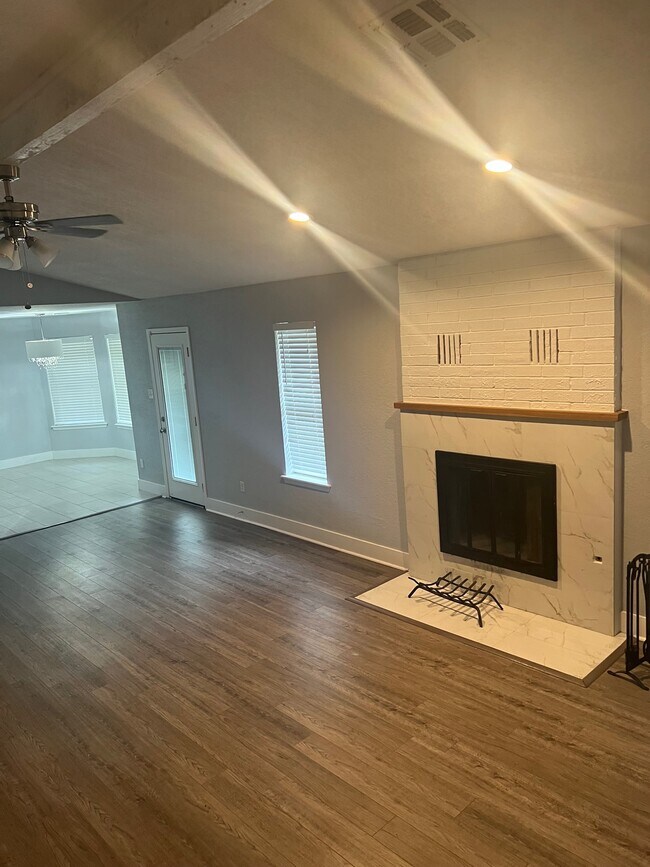 Building Photo - 7210 NW Willow Creek Dr