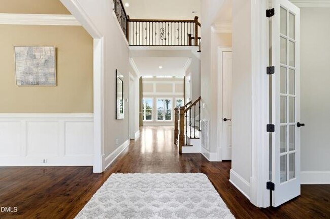 Building Photo - 2515 Village Manor Way