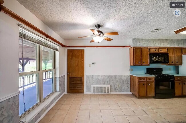 Building Photo - Room in House on Magic Hill Dr
