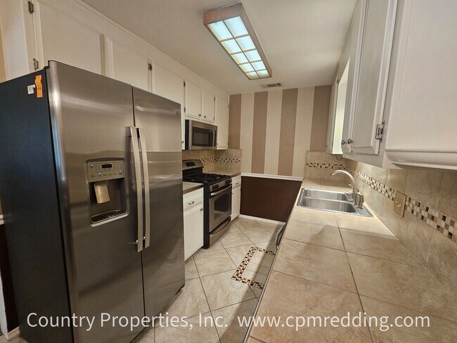 Foto del edificio - Super Cute House in East Redding With Atta...
