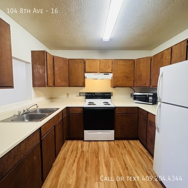 Building Photo - 104 8th Ave