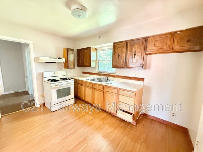 Building Photo - 2527 Versailles Ave