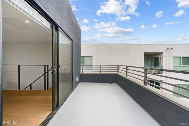 Building Photo - 3 br, 3.5 bath House - 5016 1/2 Rosewood Ave