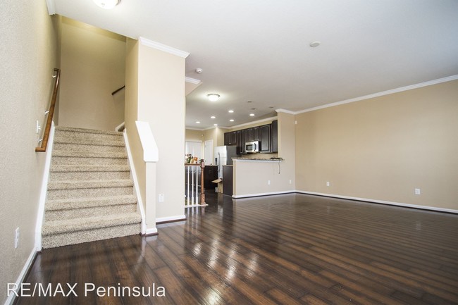 Building Photo - 505 Waterside Dr