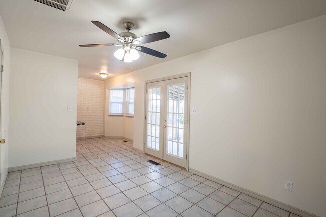 Building Photo - 3 Bed / 1.5 Bath in Collinsville!