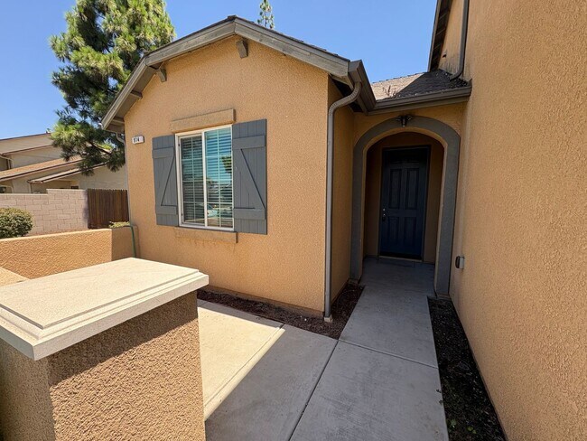 Building Photo - Immaculate Lemoore home Available Now!