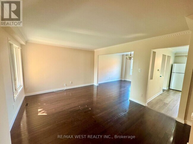 Building Photo - 88 Toba Crescent