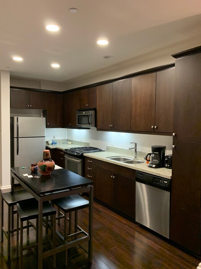 Kitchen - 1901 S Victoria Ave