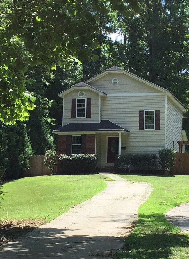 Building Photo - Cozy 4 bedroom home on Hickory Nut!