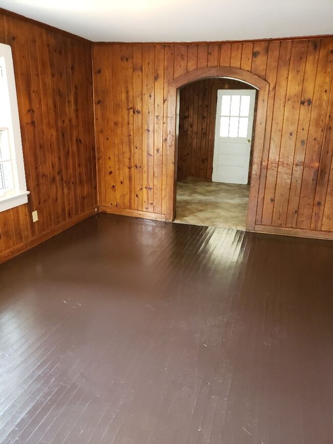 Building Photo - 3 bedroom 1 bath house- pet friendly avail...