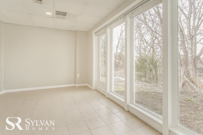 Building Photo - Feel welcome in this adorable home