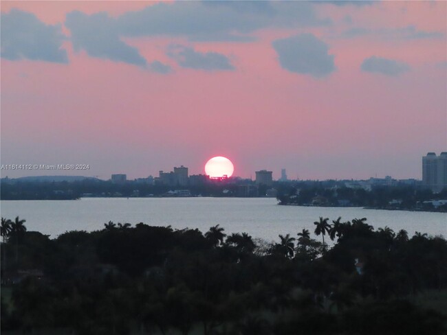 Foto del edificio - 5701 Collins Ave