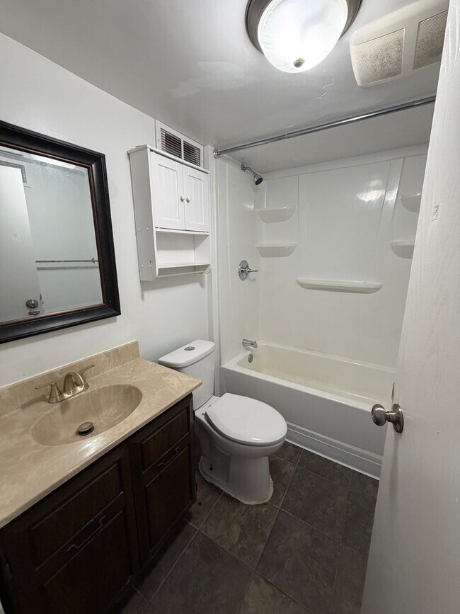 Foto del edificio - Charming 3-bed, 2-bath Single Family Home!