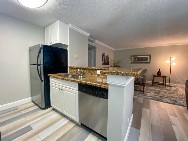 Building Photo - 711 Forest Club Dr