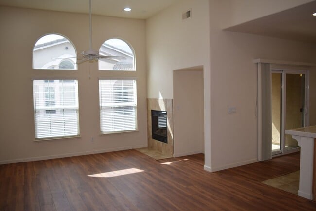 Building Photo - 900 Sierra View Cir