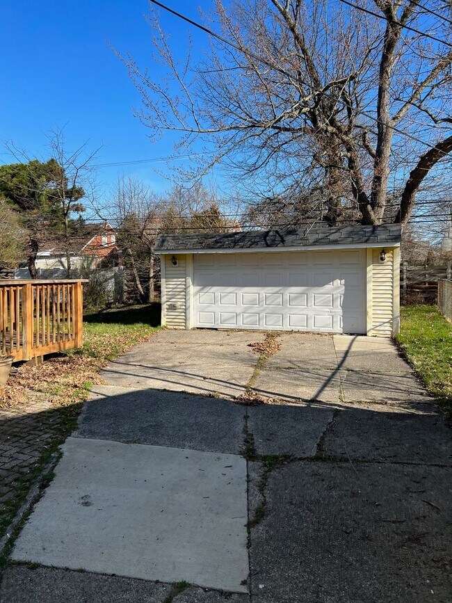 Building Photo - 3839 Covington Rd - 3bds, 2bath