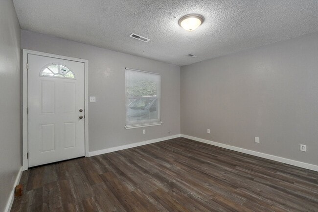 Building Photo - 1050 W Elm St