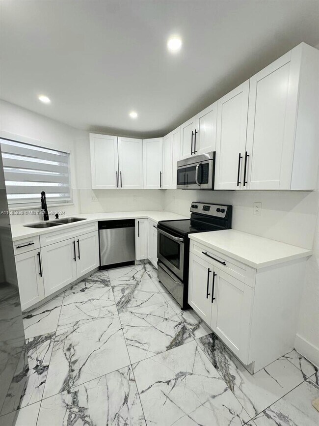 Building Photo - 680 NW 124th Pl
