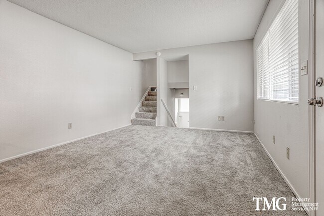 Foto del edificio - Great duplex downtown that also includes p...