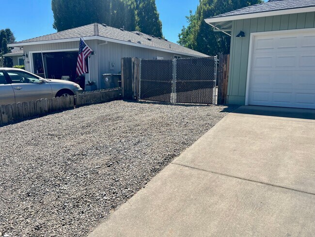 Building Photo - 1207 Heather Ln