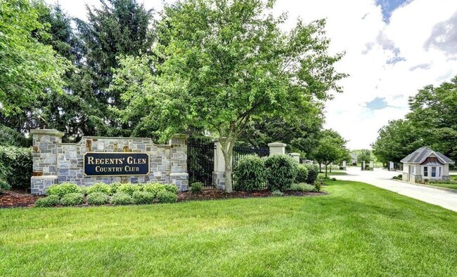 Building Photo - Regent's Glen - 3 bedrooms 2.5 baths!