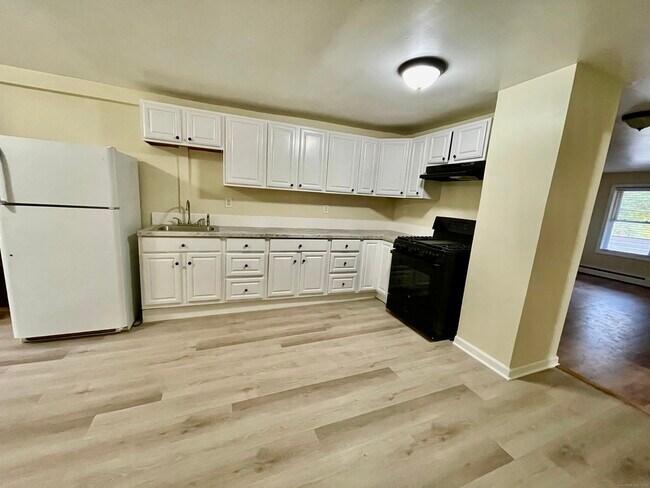 Foto del edificio - 92 W Main St