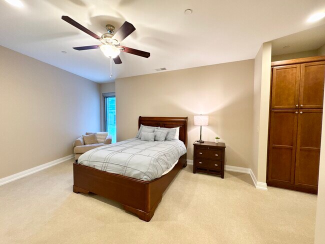 Plaza 213 furnished for October - Peregrine Plaza