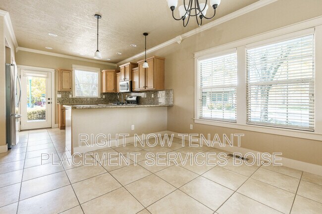 Building Photo - 994 E Winding Creek Dr
