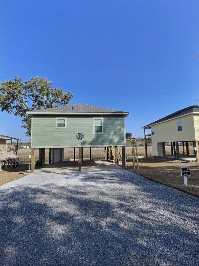 Foto del edificio - Fully furnished 2-bedroom house on the bayou