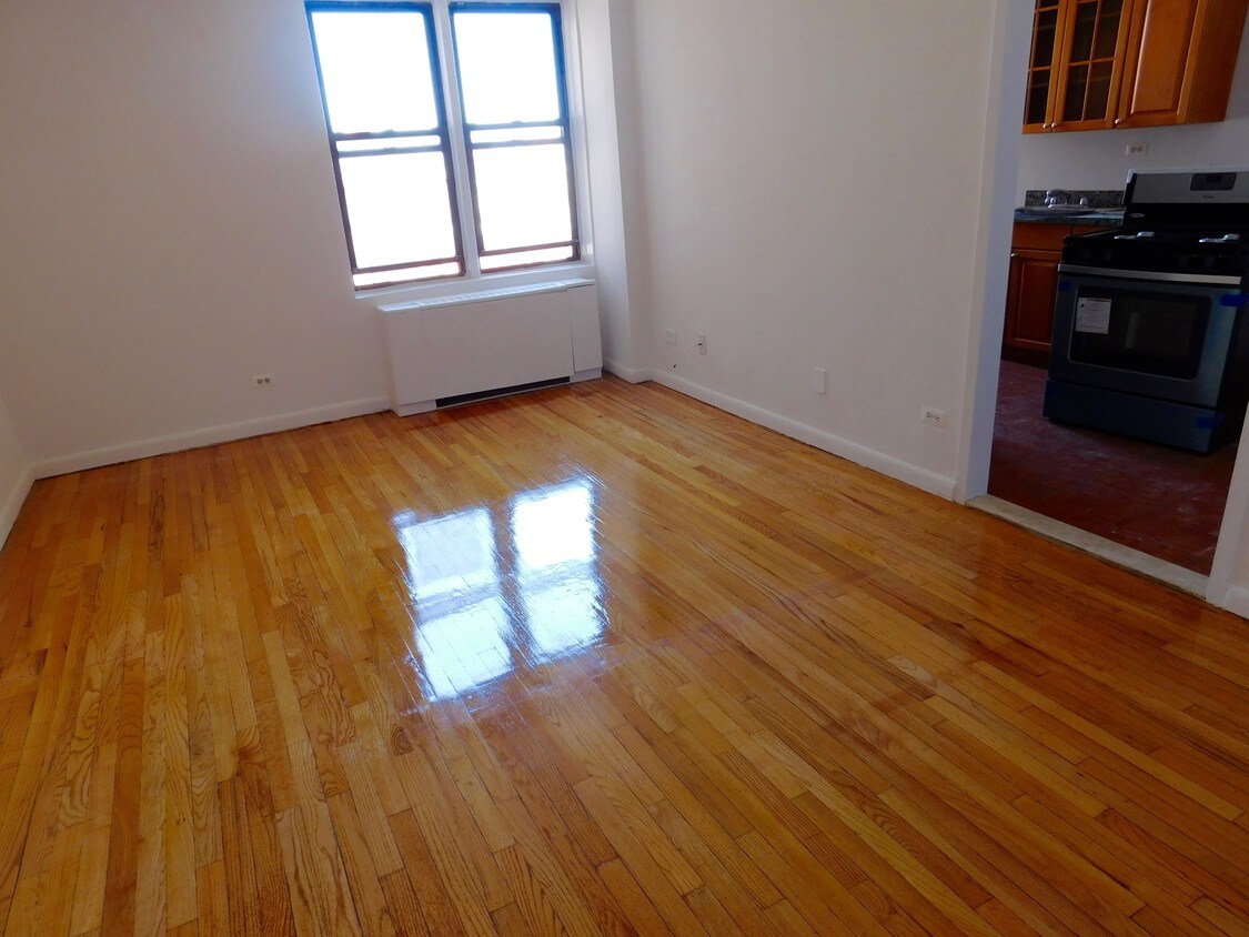 Primary Photo - 2335 Broadway