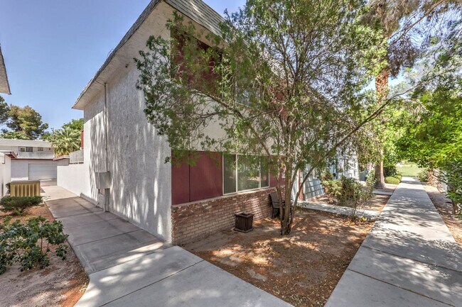 Building Photo - Huge one bedroom condo close community pool and tennis courts.