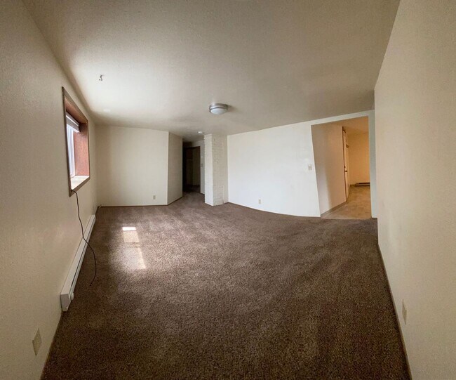 Building Photo - Triplex Close To Park
