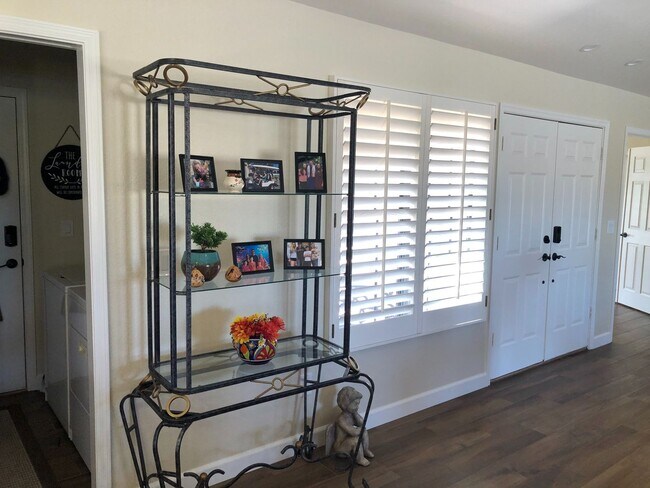 Building Photo - Amazing Golf Course Views from updated & g...